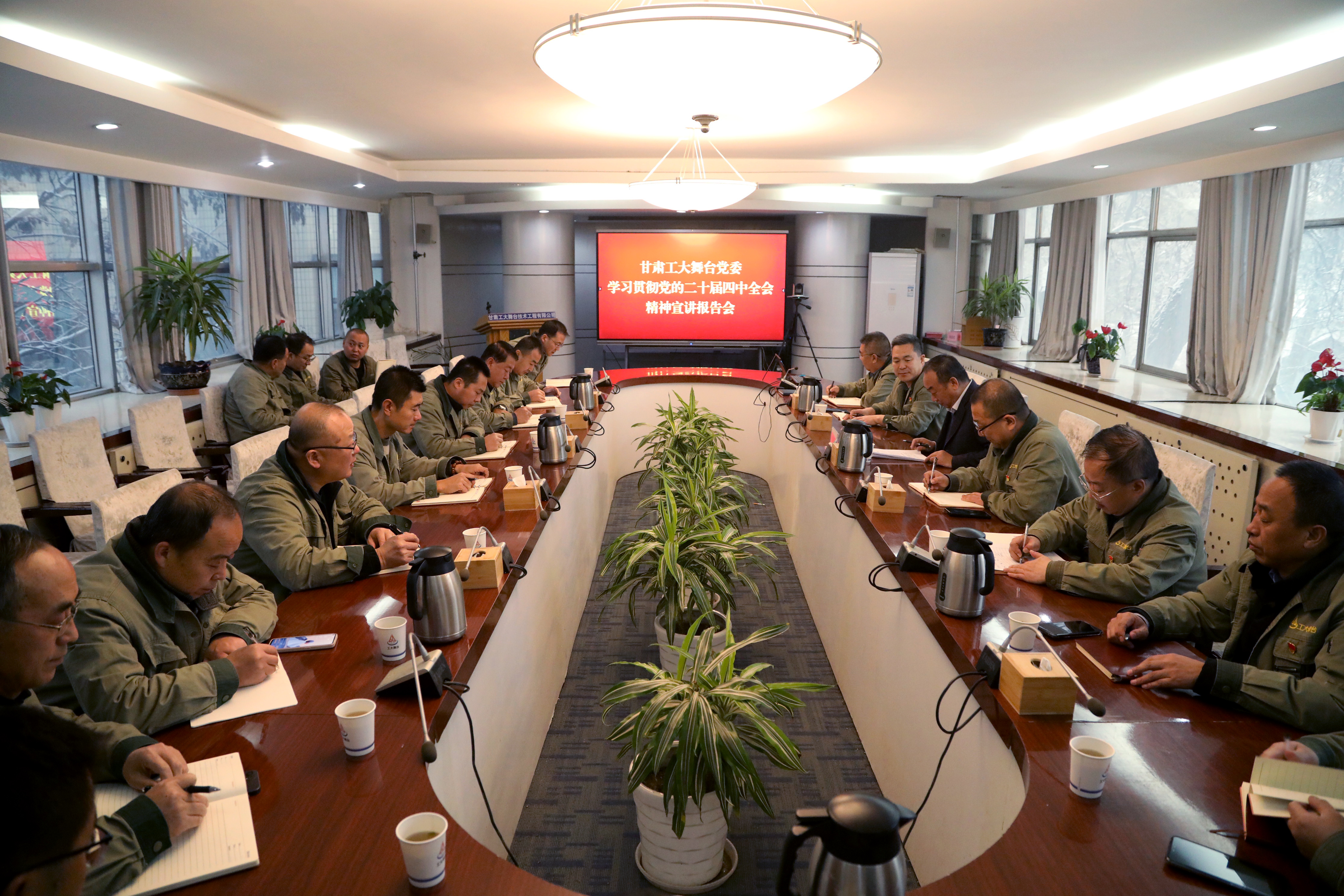 甘肅電氣集團黨委委員、副總經理周厚金在工大舞臺宣講黨的二十屆四中全會精神